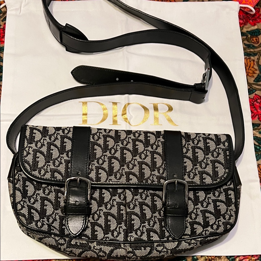 PRISTINE CHRISTIAN DIOR MESSENGER BAG💗